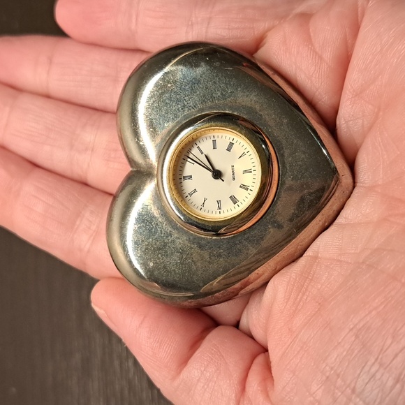 heart-shaped quartz desk clock that also functions as a paperweight - Picture 6 of 8